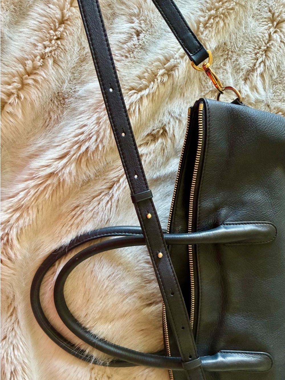Like new - Cuyana Easy Zip Small Black Leather Tote with Gold Hardware - Picture 5 of 7